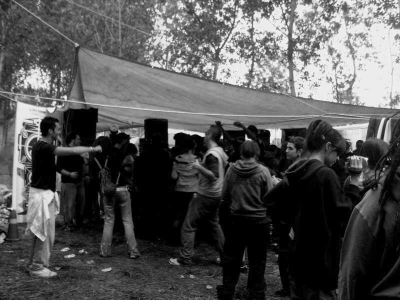 File:Raving 01.jpg